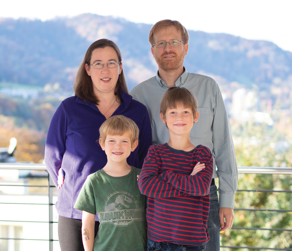 Martin Stolle ’99 with wife, Sarah, and sons, Oskar (L) and Hugo